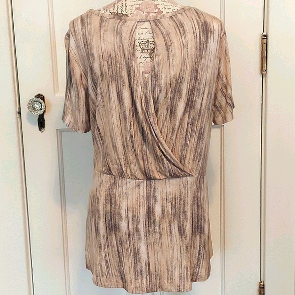 LISA RINNA TOP - Picture 5 of 9